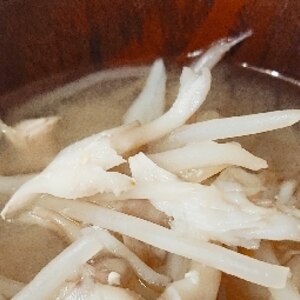 椎茸パウダー入り☆豆腐ともやしのお味噌汁